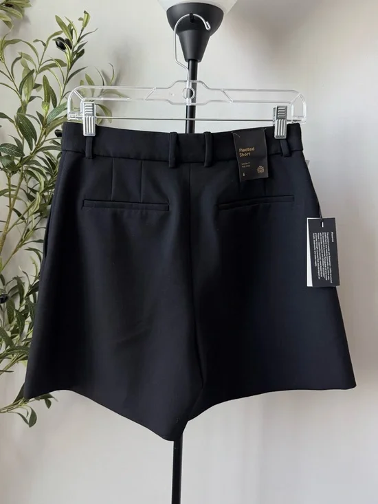 Aritzia Babaton Pleated Mid Thigh Short Size 6 - Picture 4 of 8